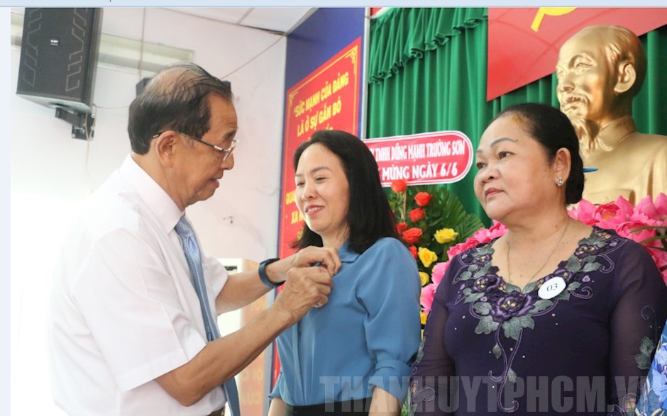 Đồng chí Huỳnh Thành Lập trao kỷ niệm chương đến các cá nhân Đồng chí Huỳnh Thành Lập trao kỷ niệm chương đến các cá nhân