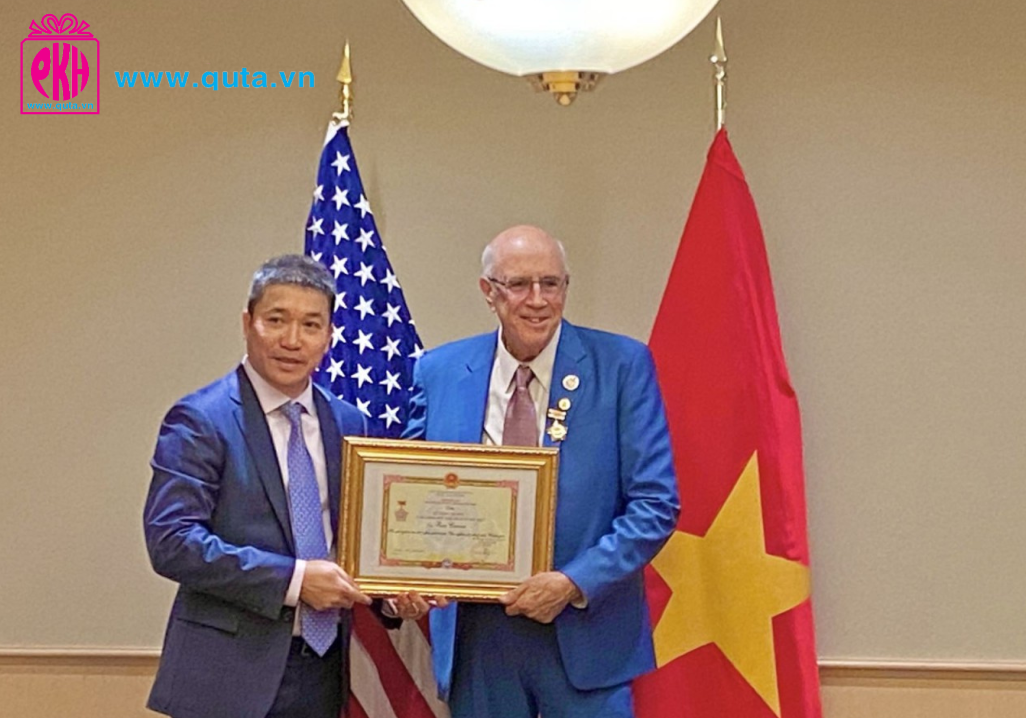 Phó Chủ tịch - Tổng thư ký Liên hiệp các tổ chức hữu nghị Việt Nam Phan Anh Sơn trao Kỷ niệm chương cho ông Ron Carver (Ảnh: PA).