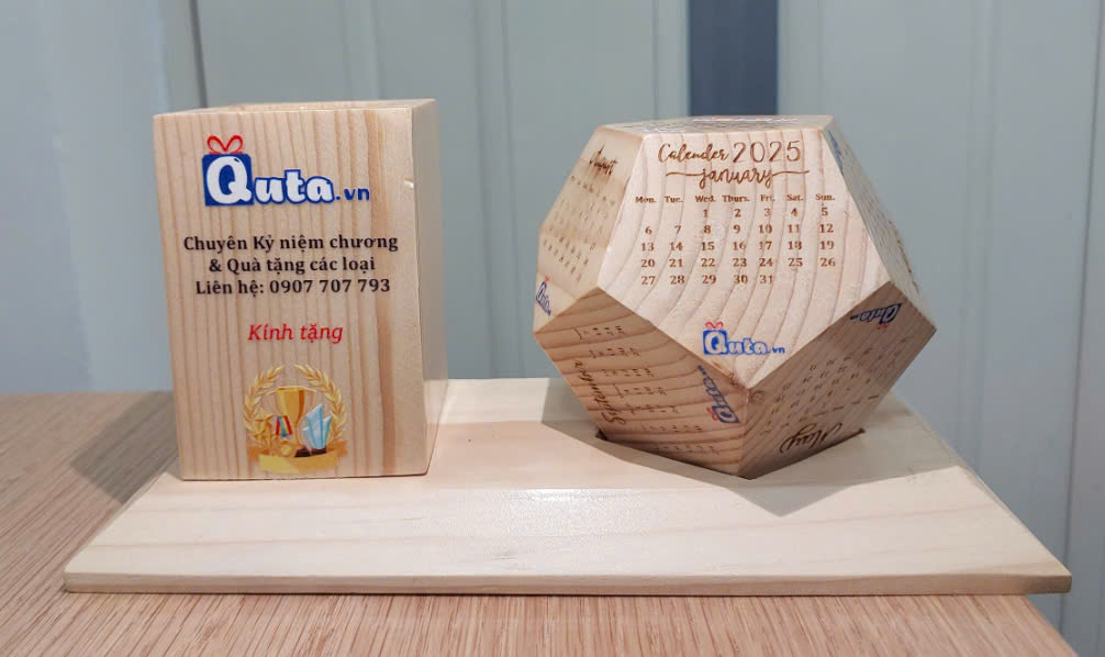 Bộ lịch 12 mặt kèm đồ cắm bút Quta.vn