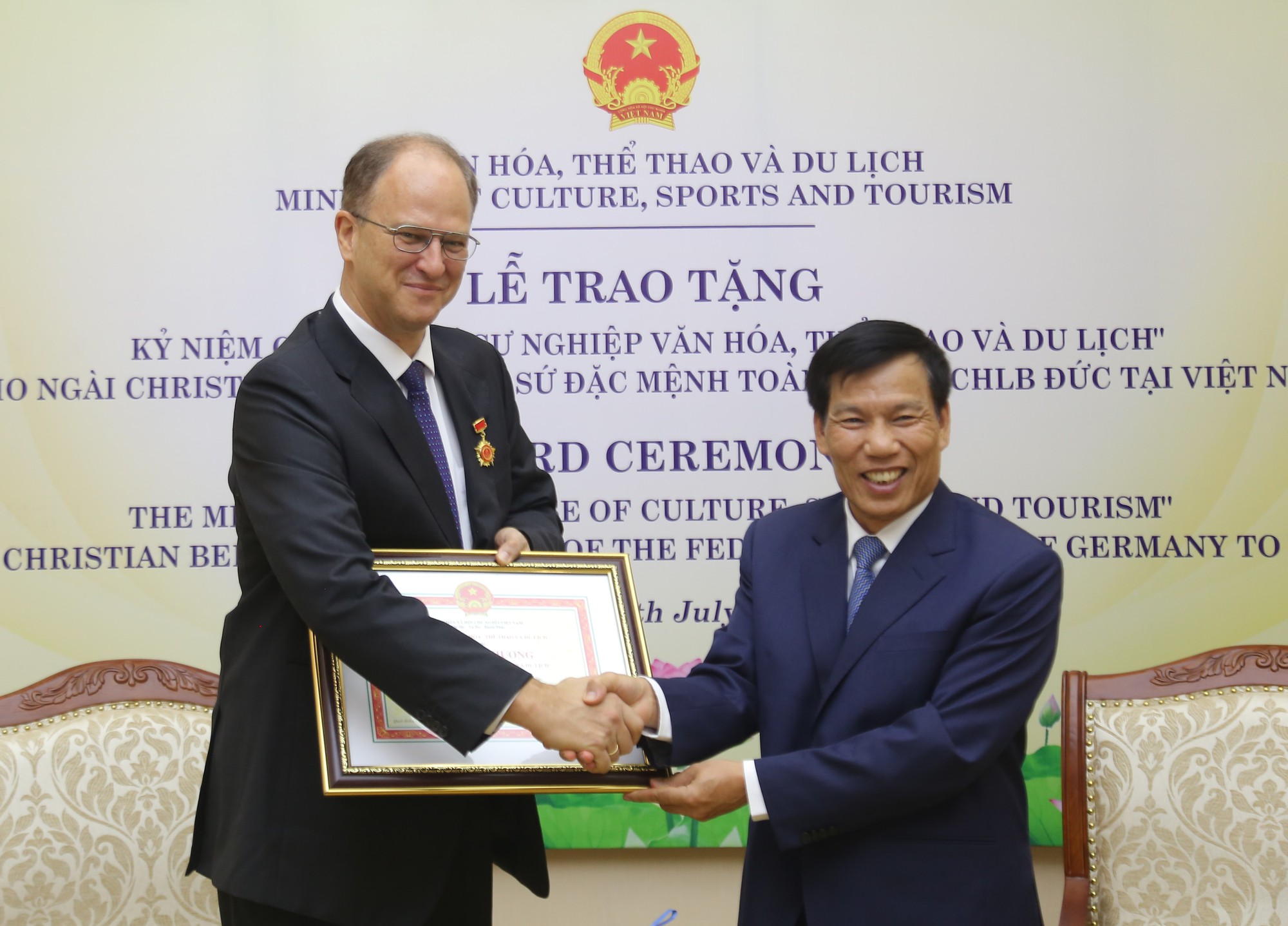  Trao Kỷ niệm chương “Vì sự nghiệp ngành Văn hóa, Thể thao và Du lịch” cho Đại sứ đặc mệnh toàn quyền Cộng hòa Liên bang Đức tại Việt Nam