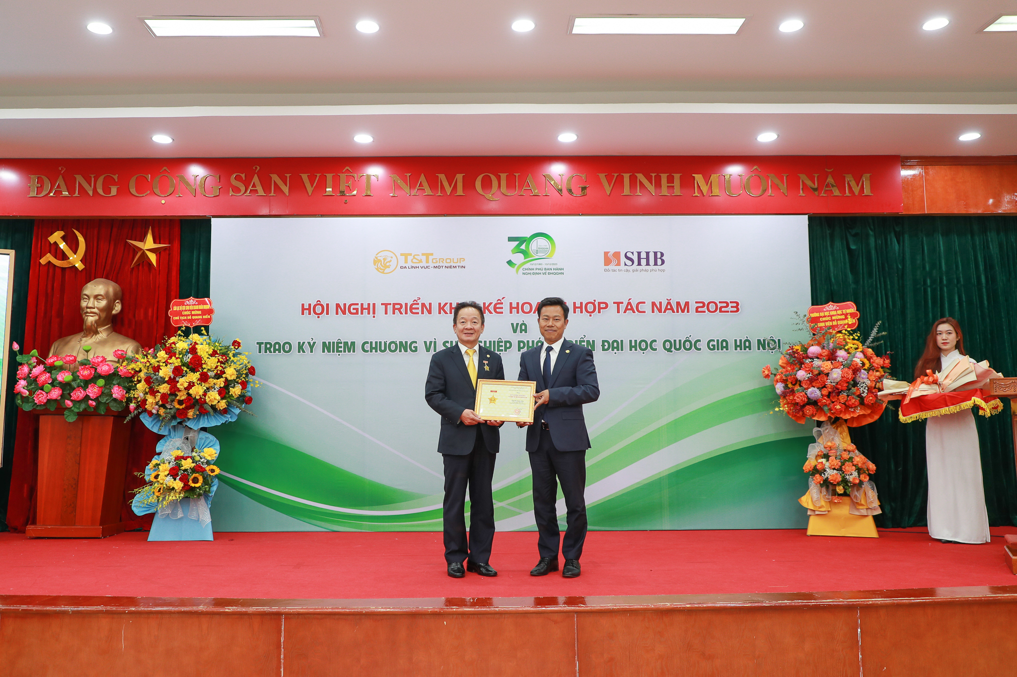  Trao kỷ niệm chương Vì sự nghiệp phát triển ĐHQGHN cho ông Đỗ Quang Hiển - Nhà sáng lập Tập đoàn T&T, Chủ tịch HĐQT Ngân hàng SHB