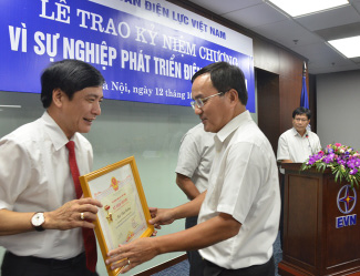 Lãnh đạo Tổng LĐLĐVN nhận kỷ niệm chương “Vì sự nghiệp phát triển Điện lực Việt Nam”
