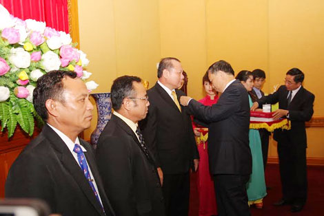 Tặng Kỷ niệm chương Bảo vệ An ninh Tổ quốc cho cán bộ Cơ quan đại diện Bộ An ninh Lào tại Việt Nam