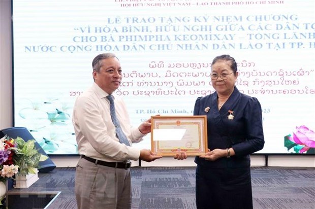 Trao Kỷ niệm chương Vì hòa bình tặng Tổng Lãnh sự Lào tại TP.HCM