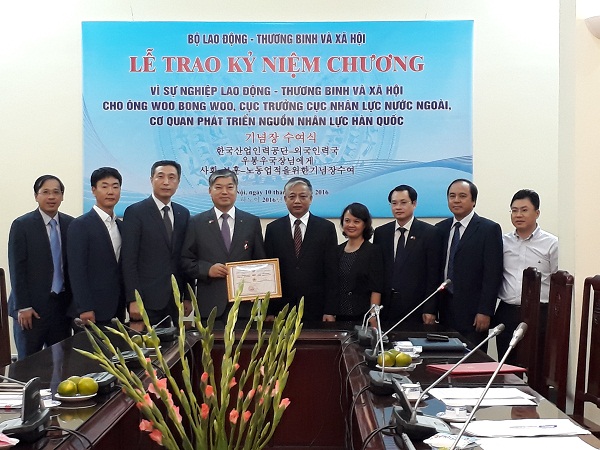 Trao Kỷ niệm chương Vì sự nghiệp LĐ-TB&XH cho Cục trưởng Cục nhân lực nước ngoài Hàn Quốc
