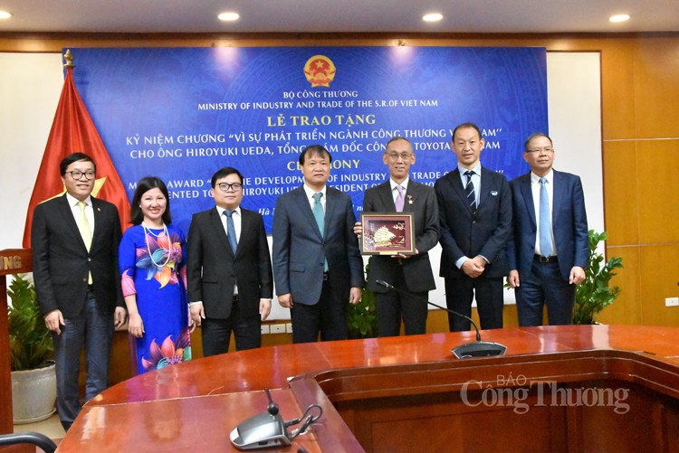 Trao Kỷ niệm chương ngành Công Thương cho Tổng giám đốc Công ty Ô tô Toyota Việt Nam