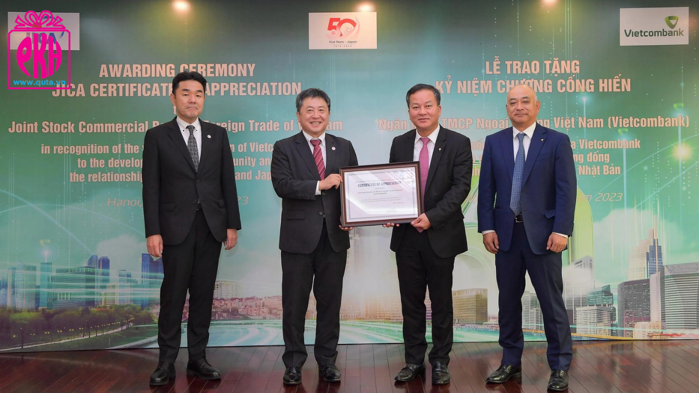 Văn phòng Cơ quan hợp tác quốc tế Nhật Bản (JICA) tại Việt Nam đã trao tặng Vietcombank Kỷ niệm chương cống hiến